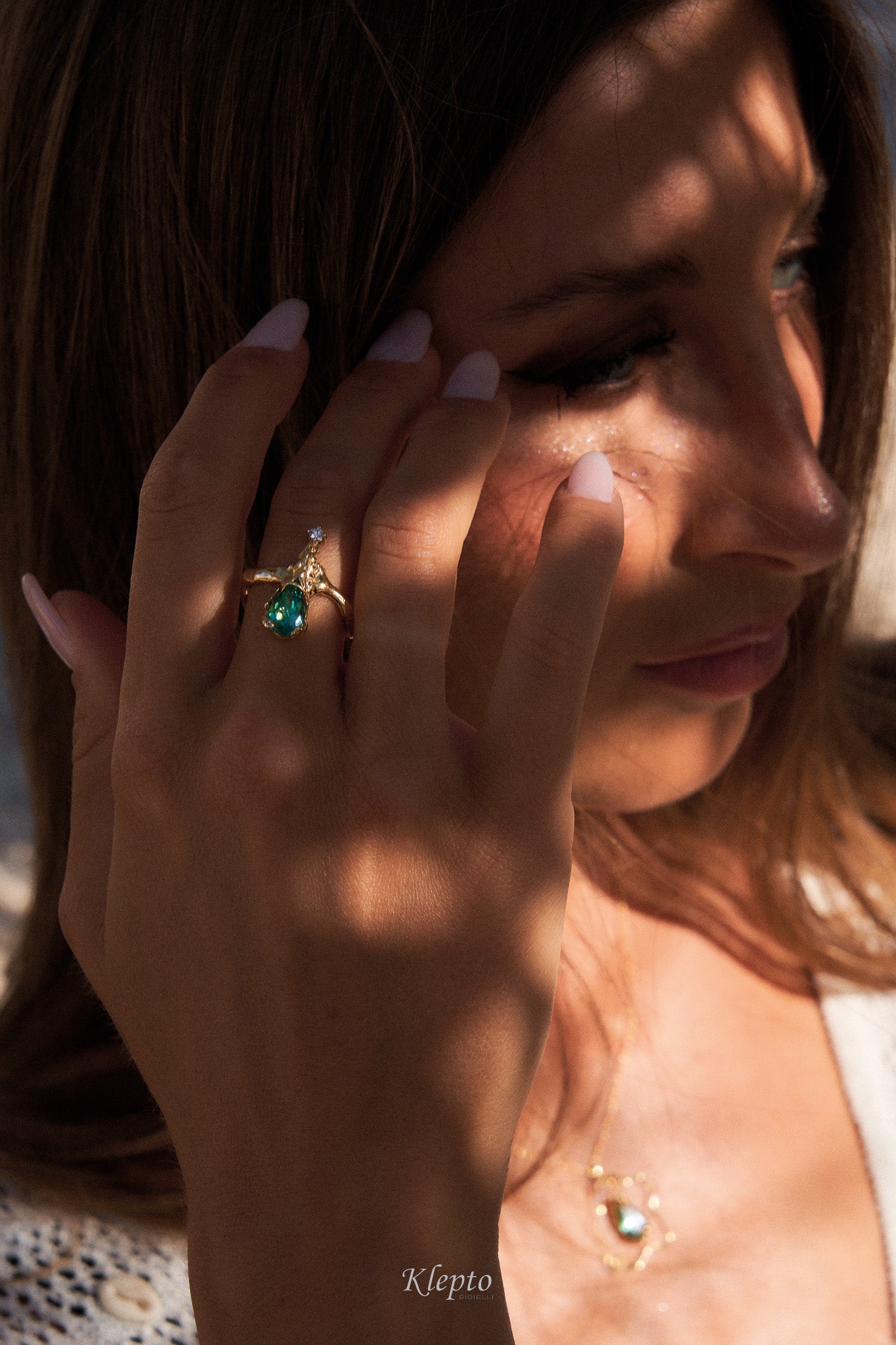 Anello in oro giallo con Tormalina a goccia e Diamante