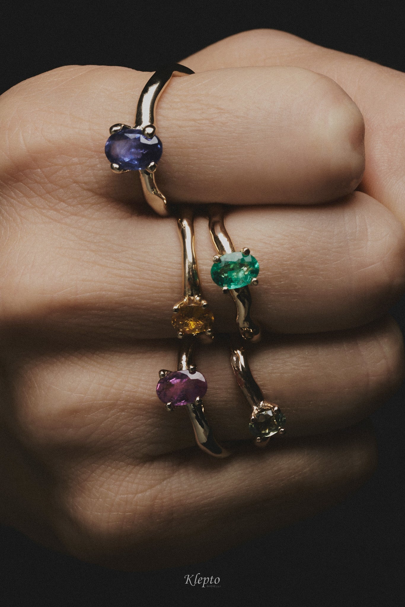 Anello in oro bianco naturale "Divenire" con Zaffiro blu