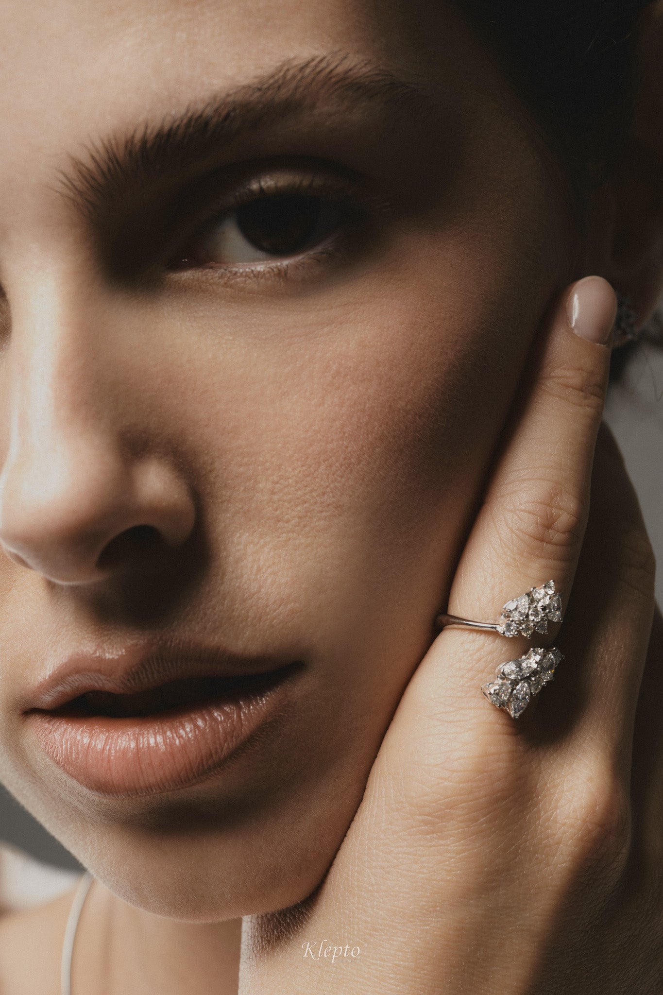 Anello classico by Klepto contrarié in oro bianco con Diamanti