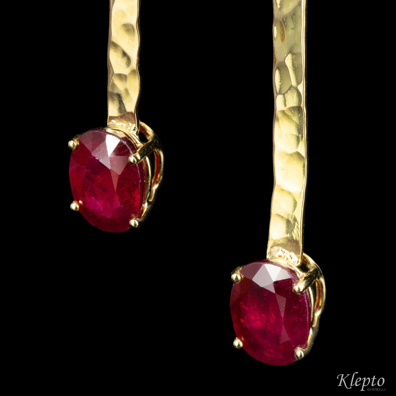 Orecchini in oro giallo martellati con Rubini