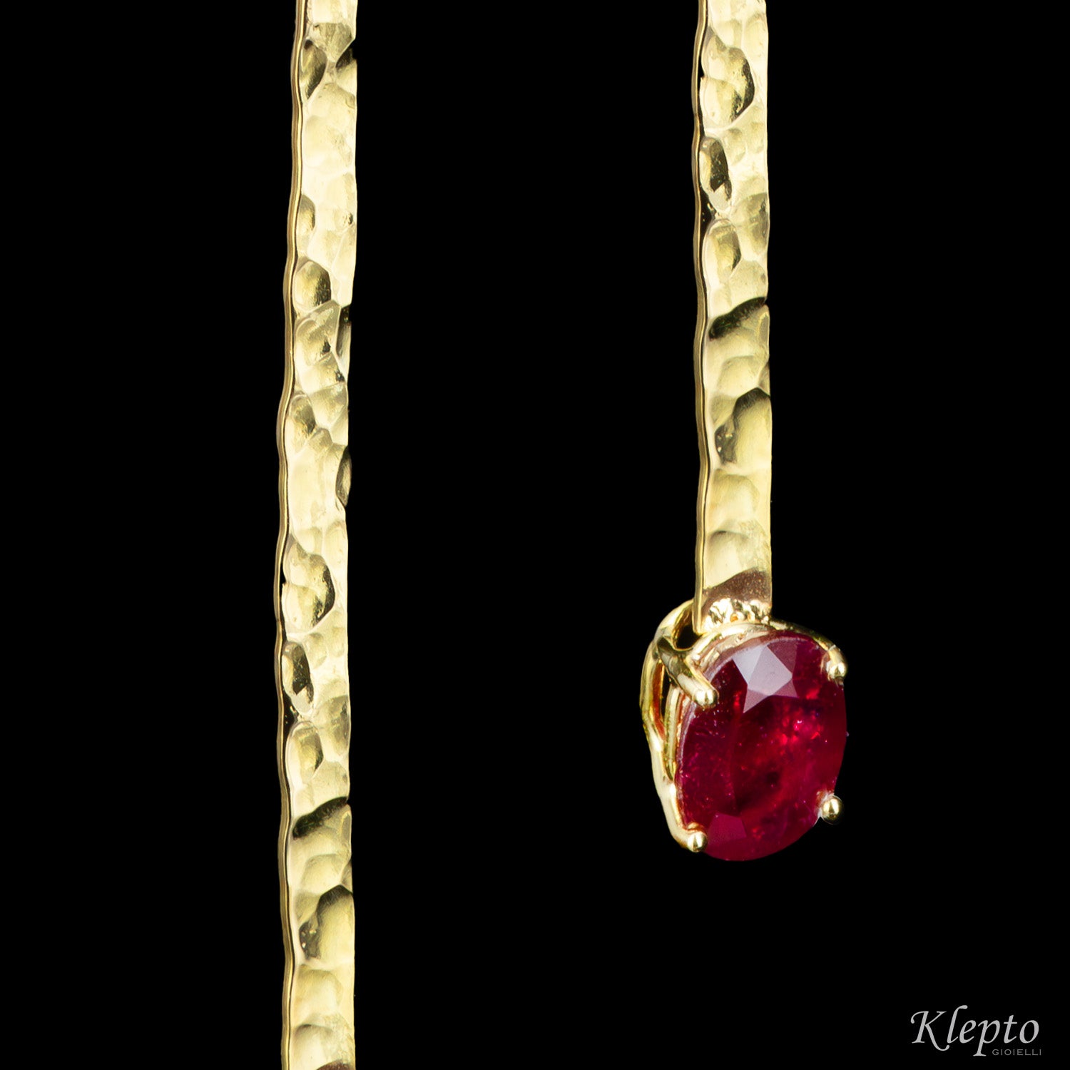 Orecchini in oro giallo martellati con Rubini