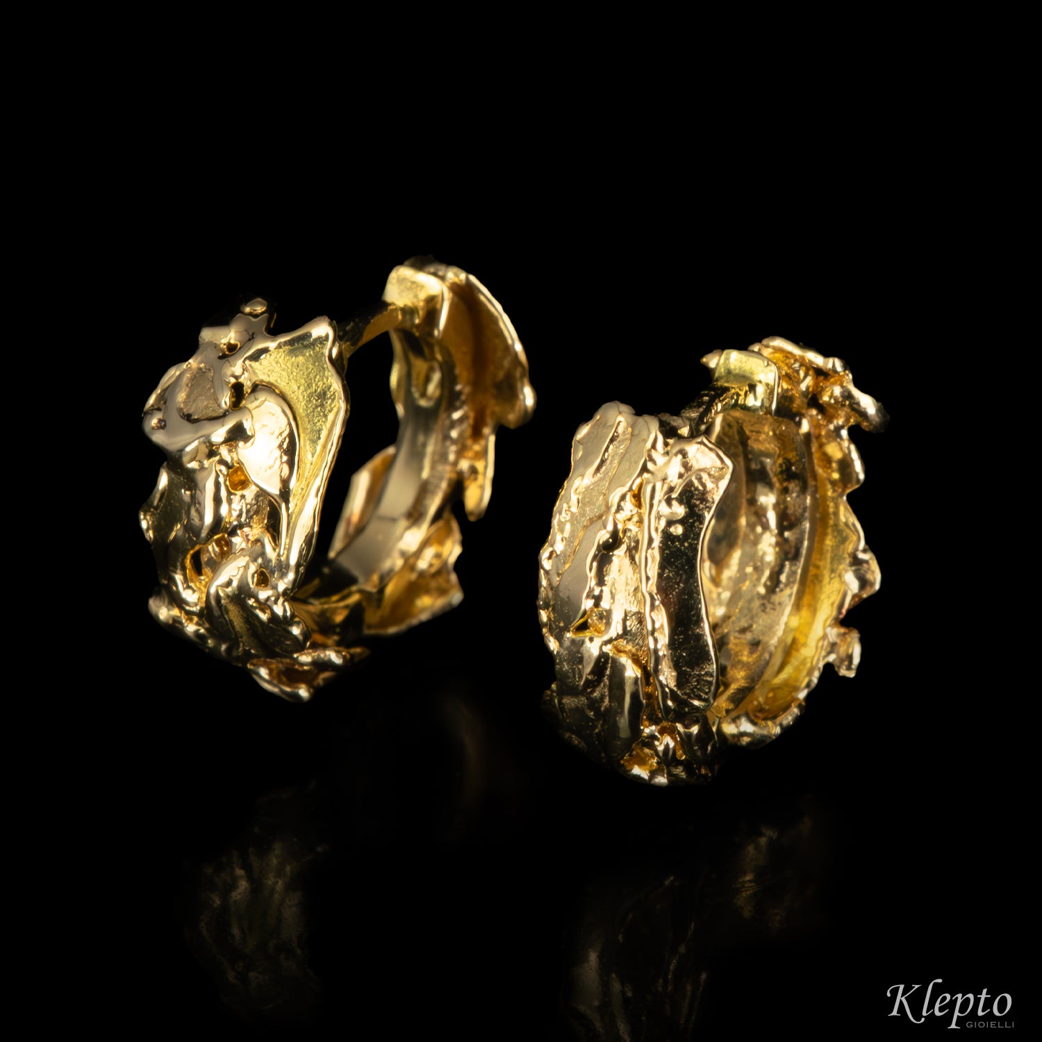 Orecchini in oro giallo a cerchio fusi a fiamma