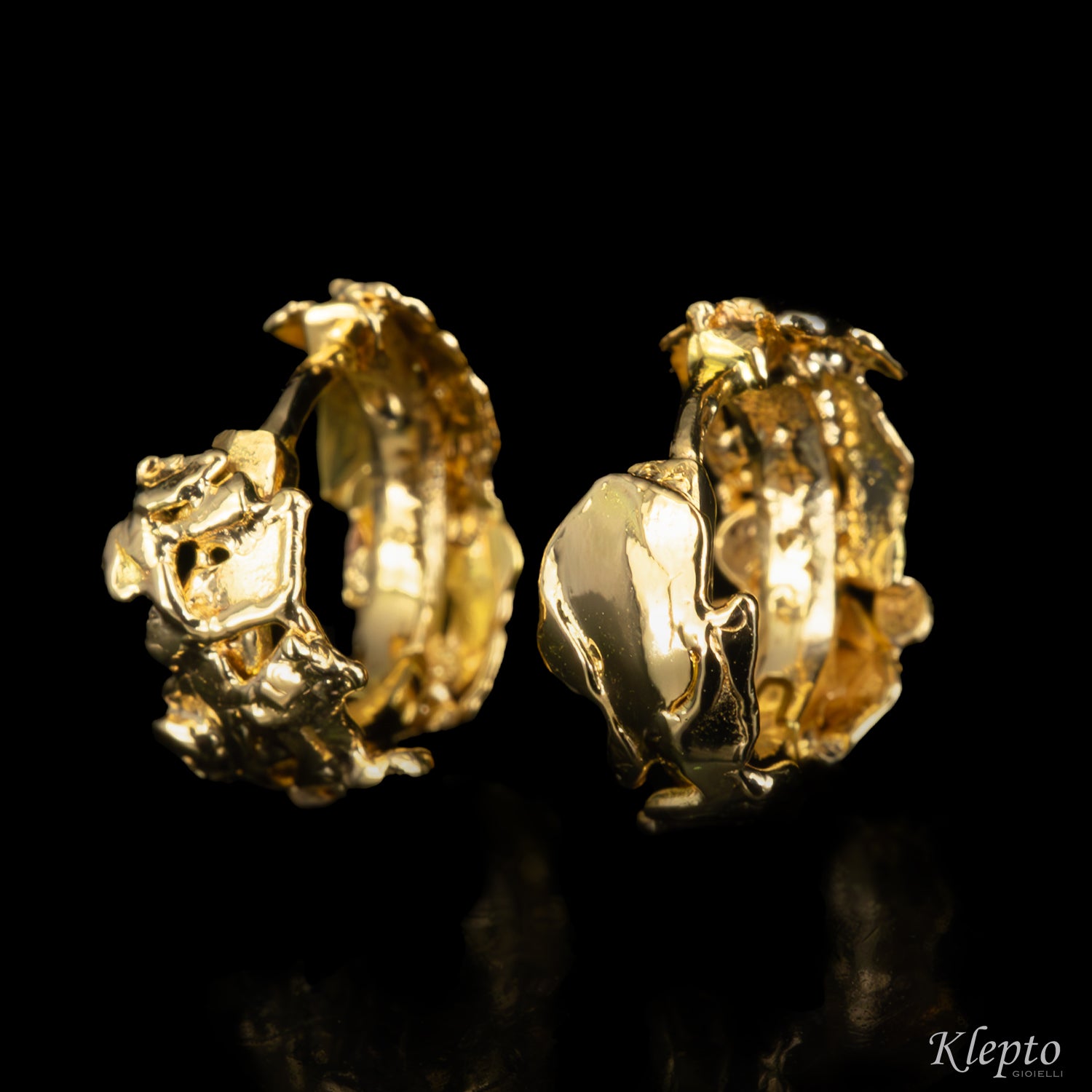 Orecchini in oro giallo a cerchio fusi a fiamma