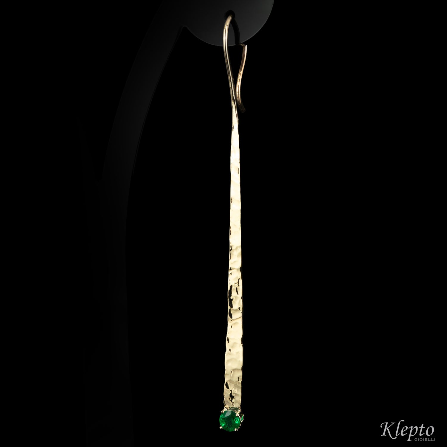 Orecchini in oro bianco naturale martellati con Smeraldi