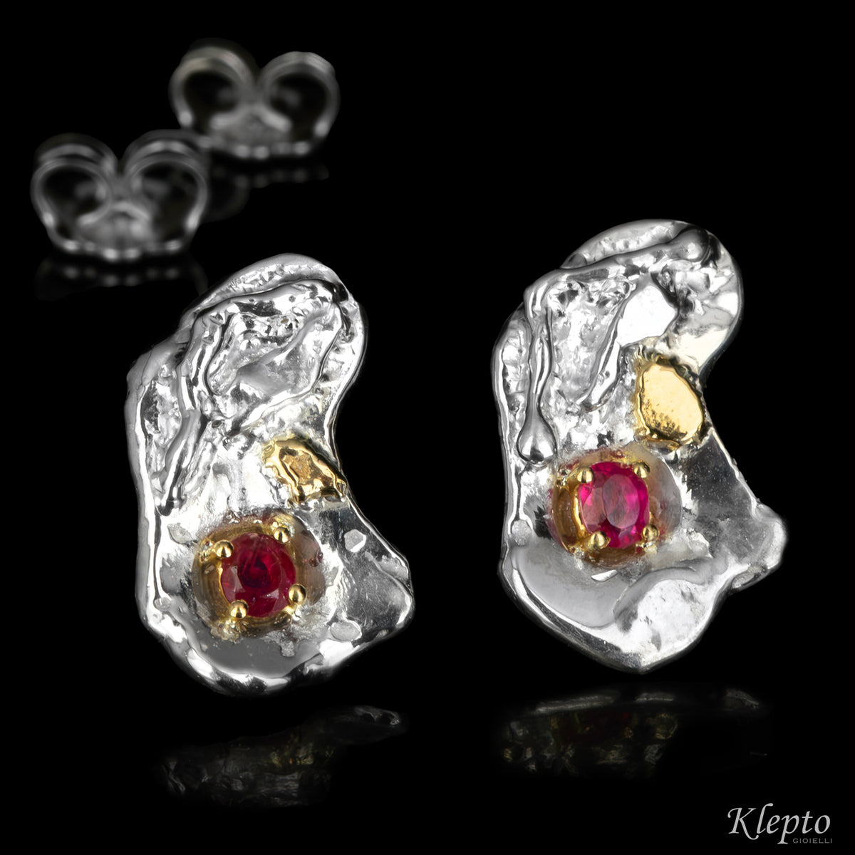 Orecchini in Argento Silnova® con Rubini e dettagli in oro giallo