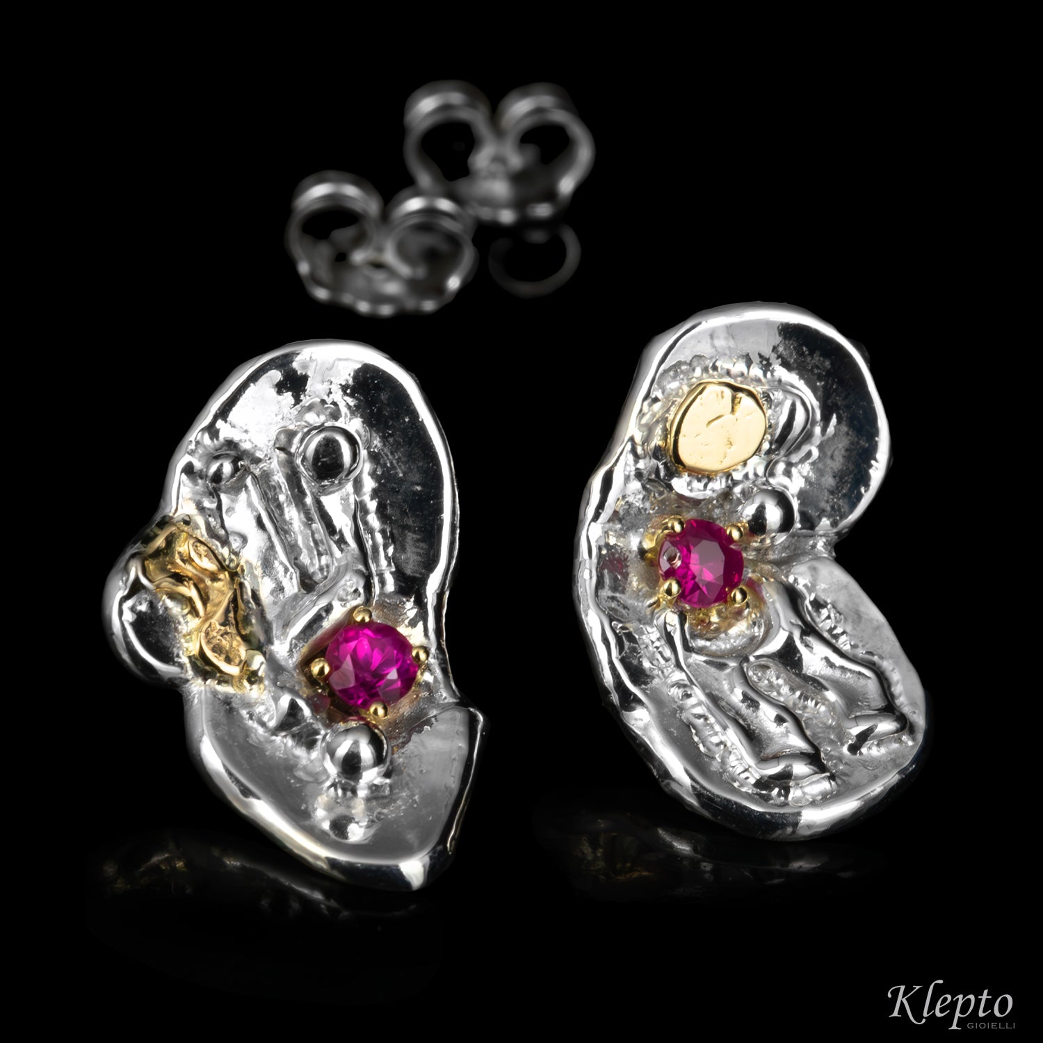 Orecchini in Argento Silnova® con Rubini e dettagli in oro giallo
