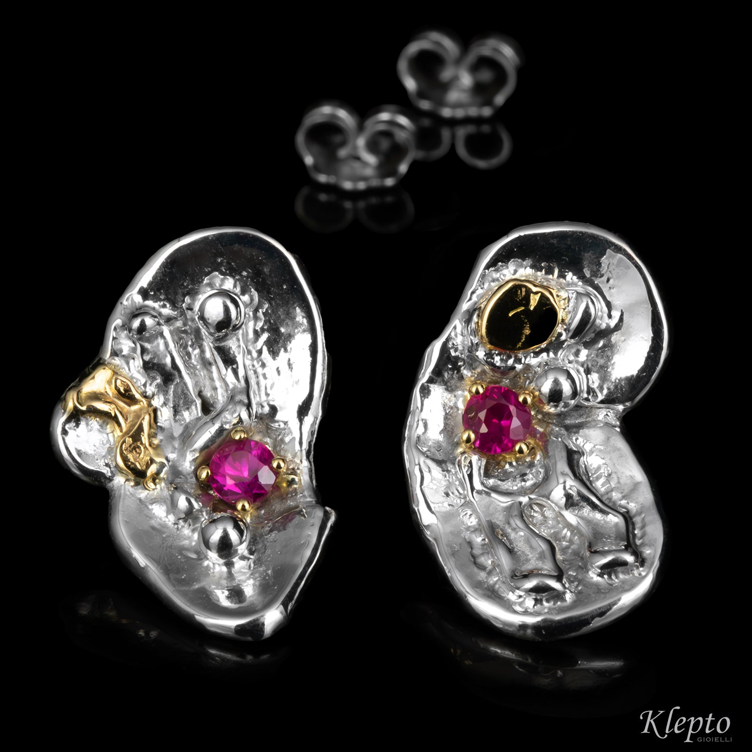 Orecchini in Argento Silnova® con Rubini e dettagli in oro giallo
