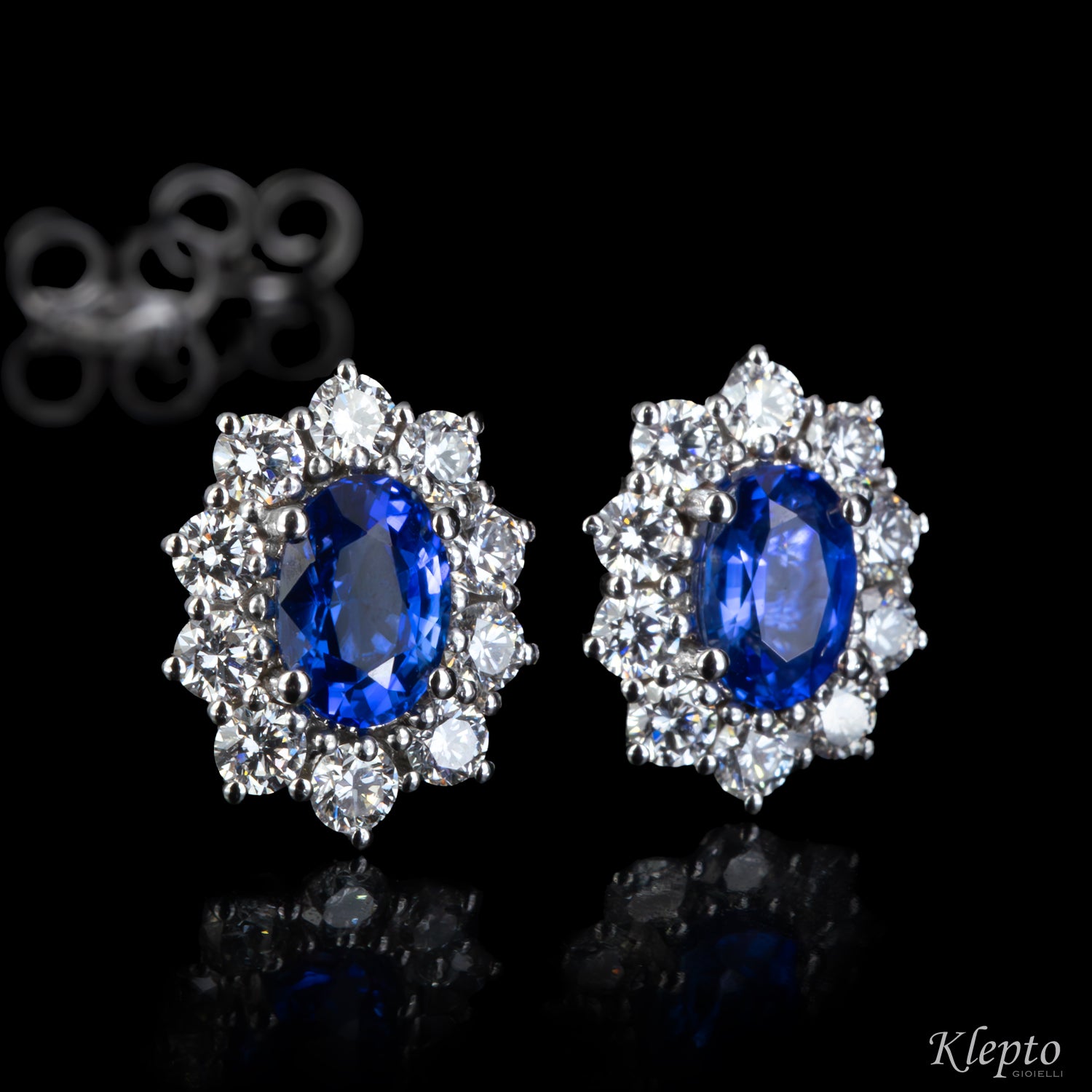 Orecchini in oro bianco a lobo con Zaffiri blu e Diamanti