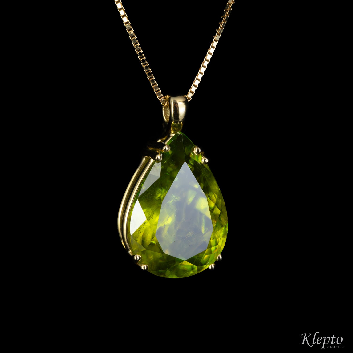 Pendente in oro giallo con Sfene