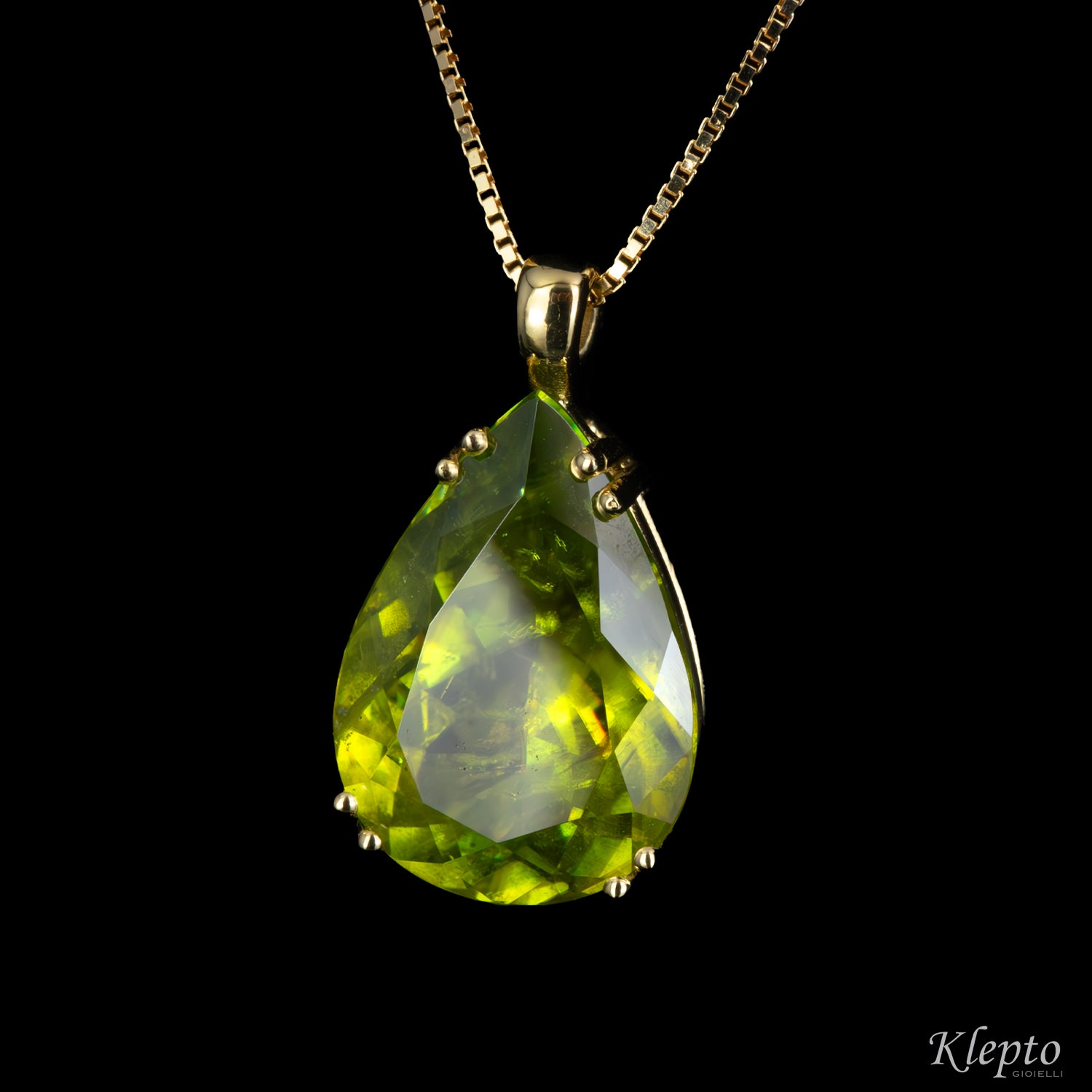 Pendente in oro giallo con Sfene