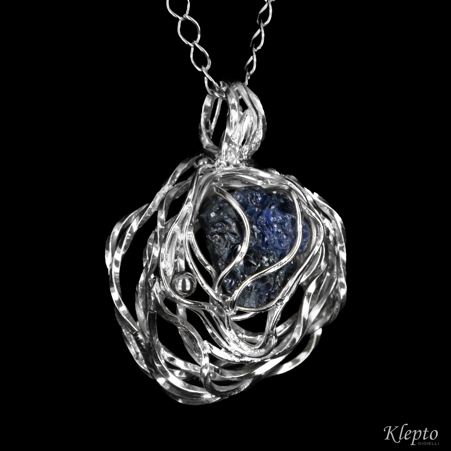 Pendente in Argento Silnova® con Zaffiro blu grezzo