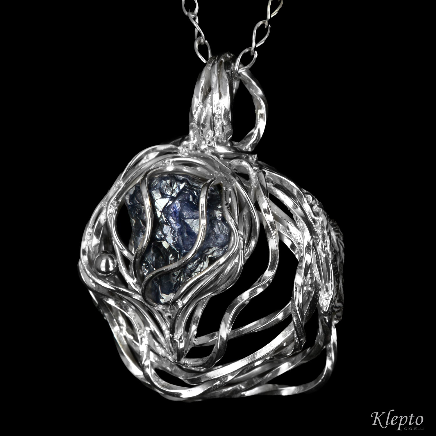 Pendente in Argento Silnova® con Zaffiro blu grezzo