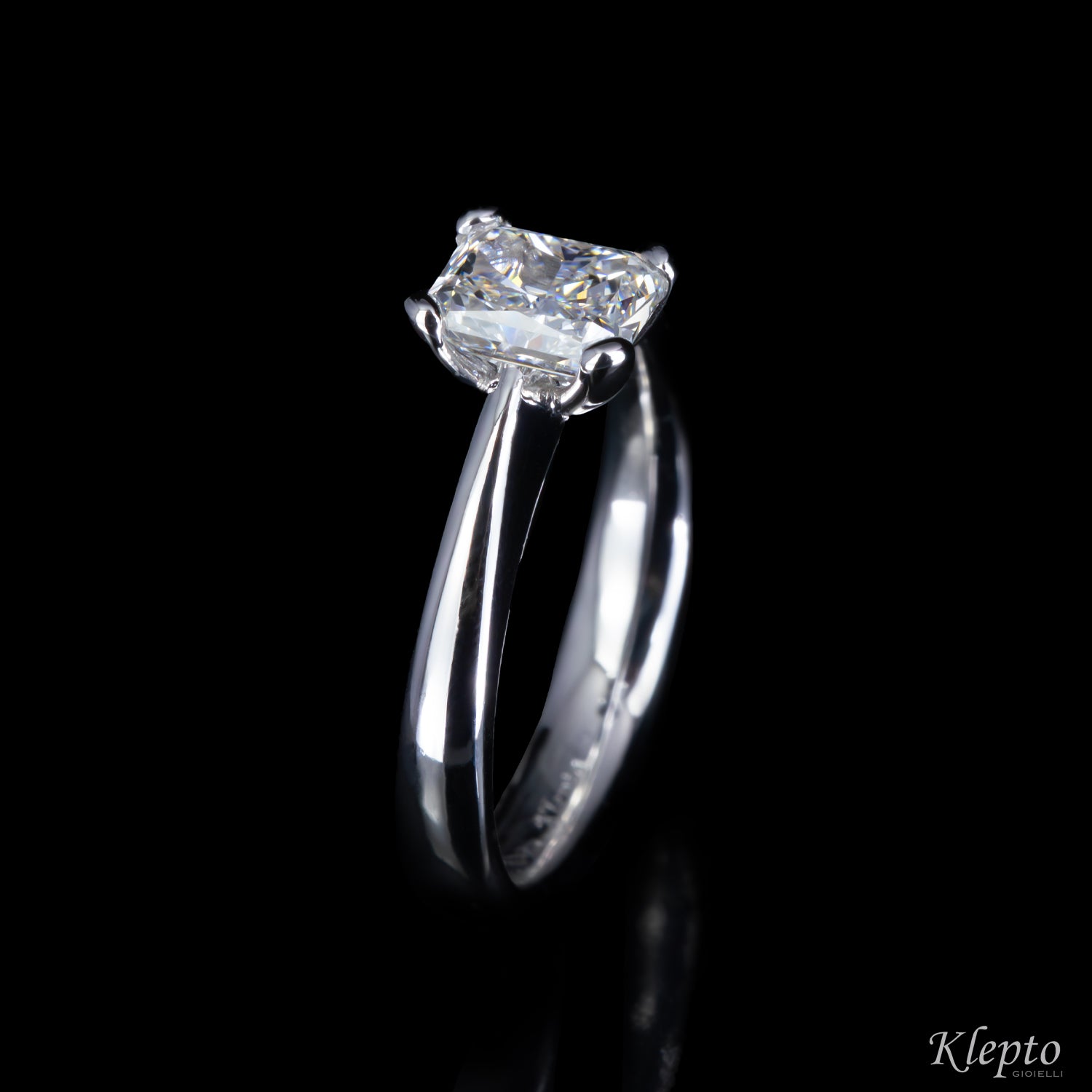 Solitario in oro bianco con Diamante Radiant