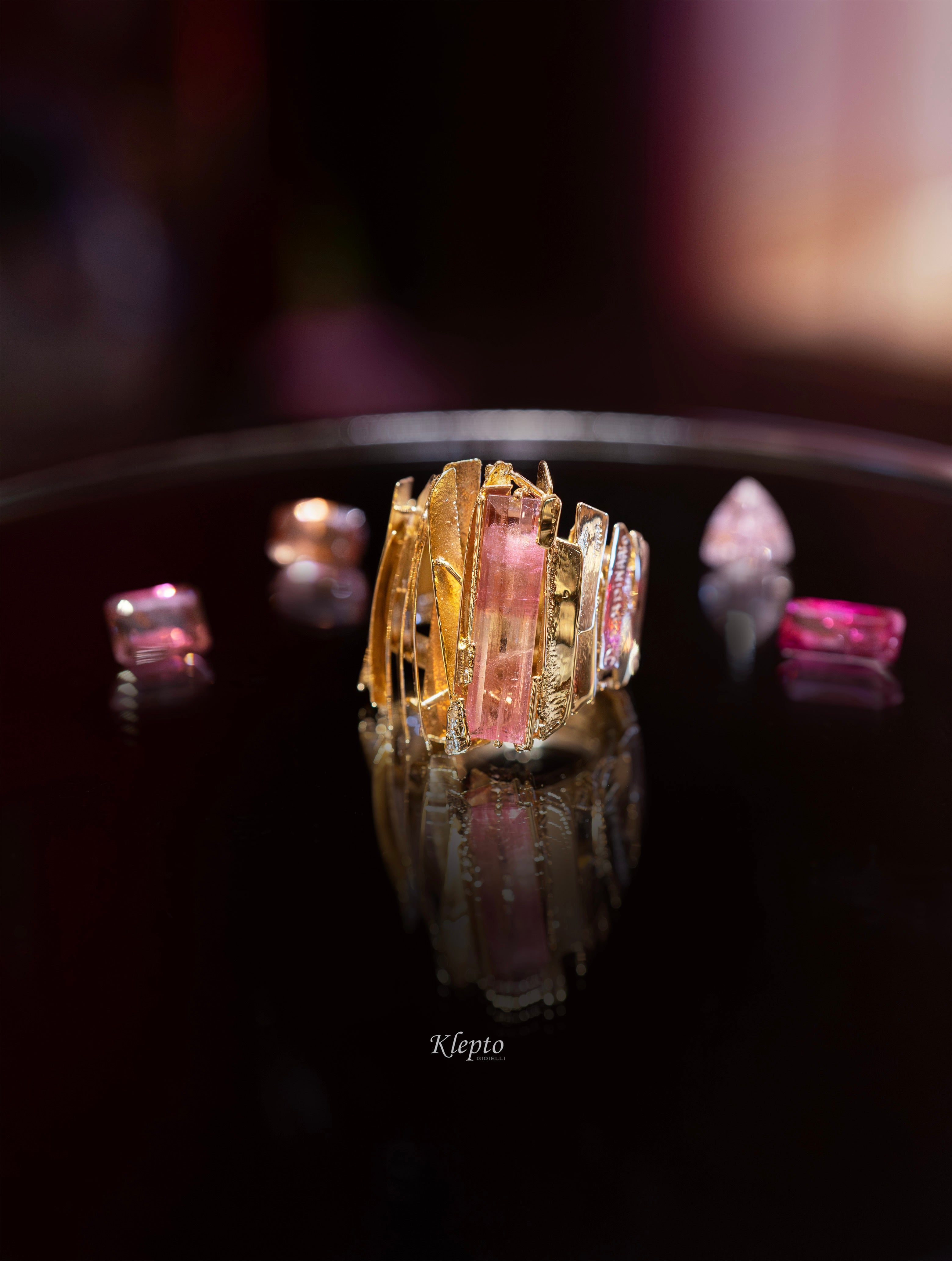 Anello in oro giallo "Disordinario" con Tormalina bicolor