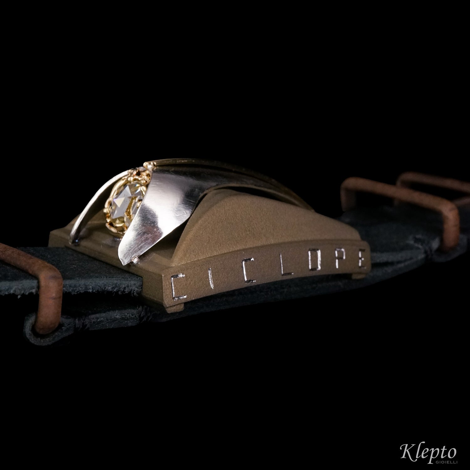 Bracciale in Titanio "Ciclope" con Diamante, dettagli in oro giallo e Argento Silnova®