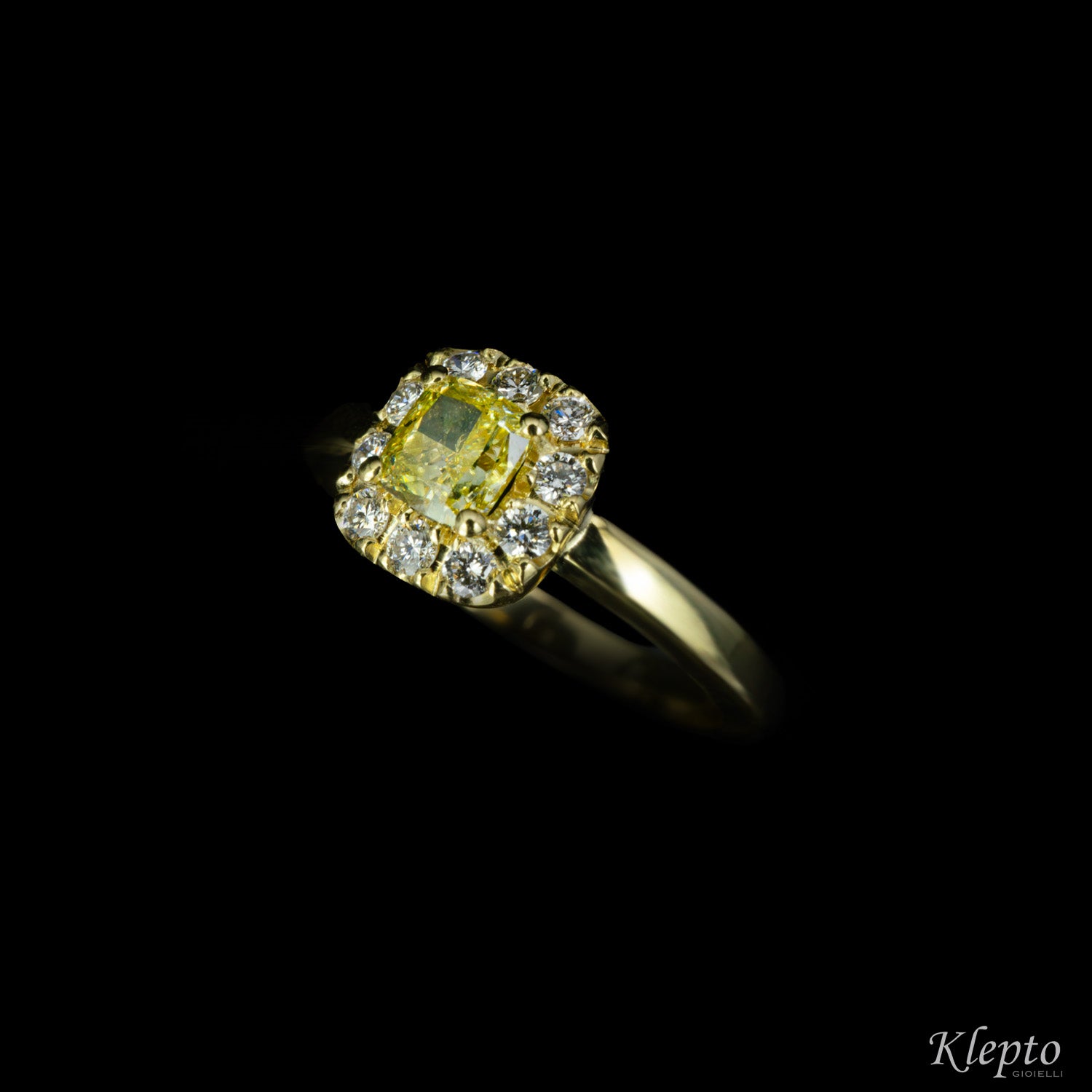 Anello classico in oro giallo con Diamante giallo Fancy e contorno di Diamanti