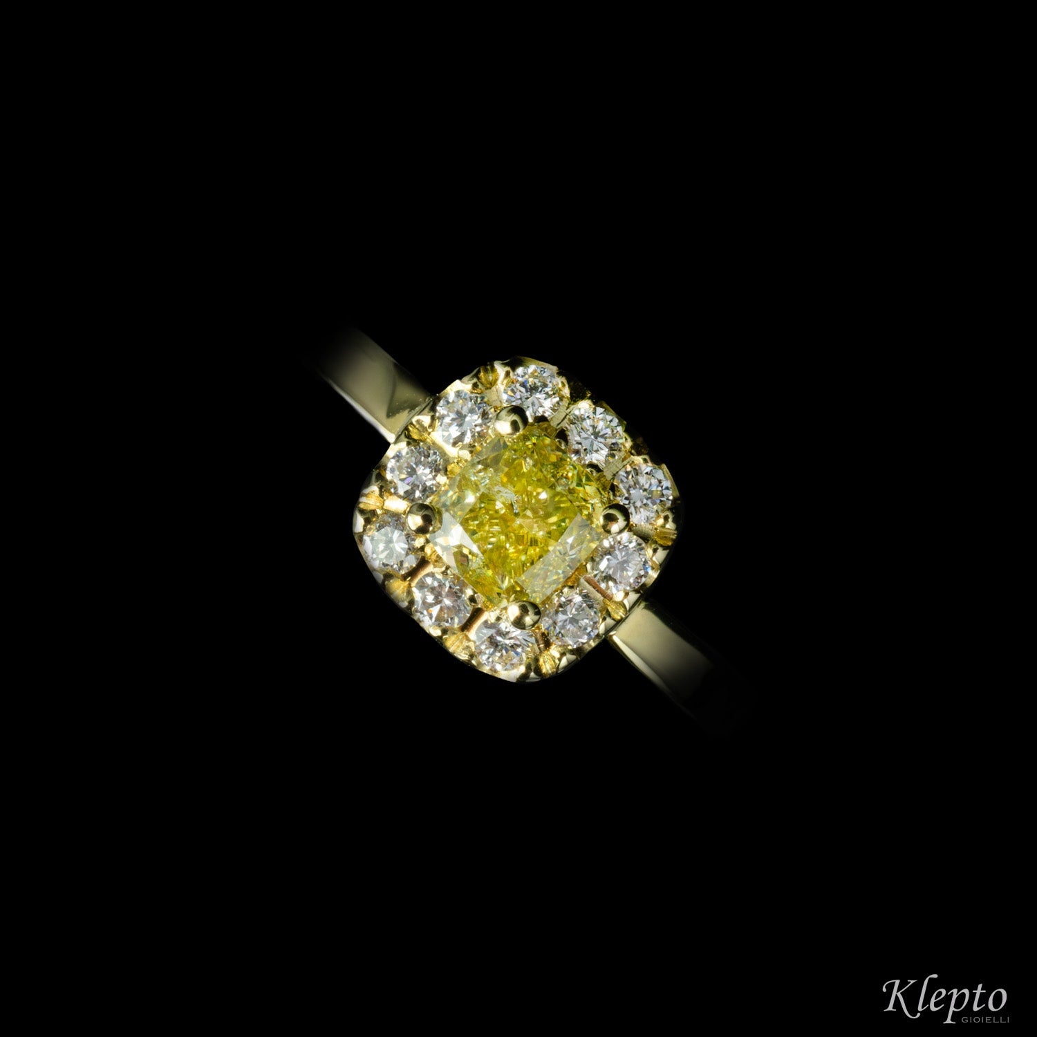 Anello classico in oro giallo con Diamante giallo Fancy e contorno di Diamanti