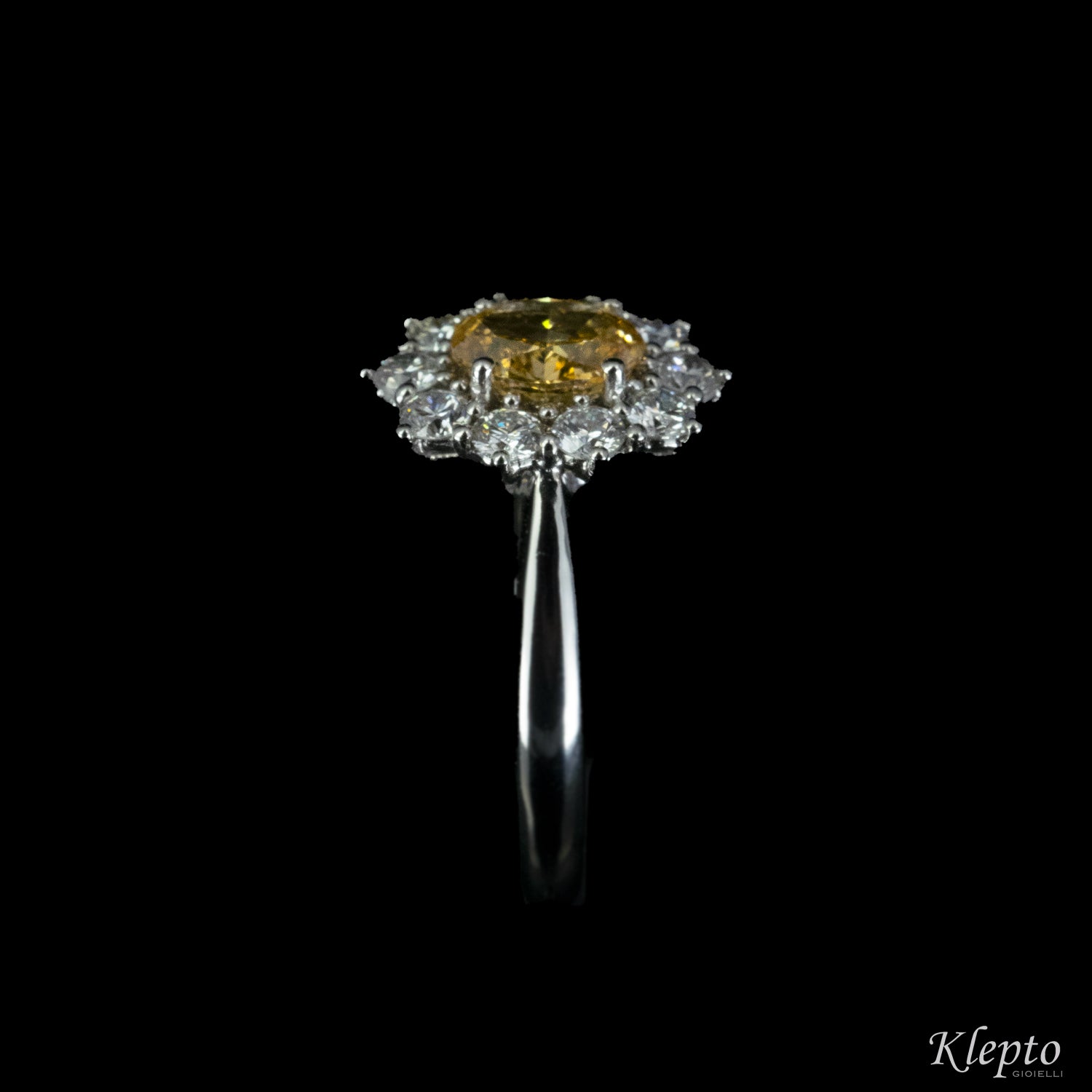 Anello classico in oro bianco con Diamante Fancy e contorno di Diamanti