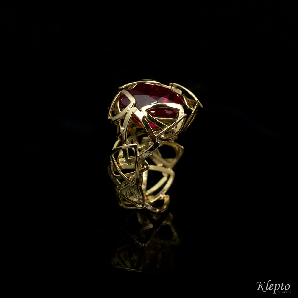 Anello in oro giallo con Rubellite