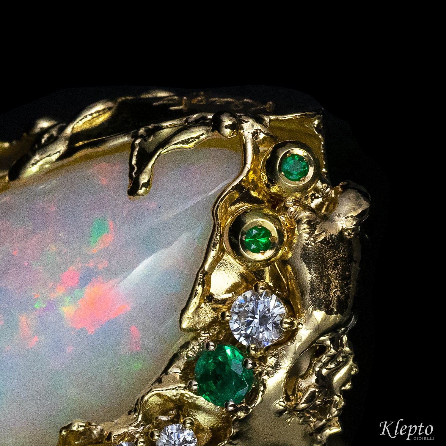 Anello in oro giallo con Opale, Smeraldi, Rubini, Rodoliti e Diamanti