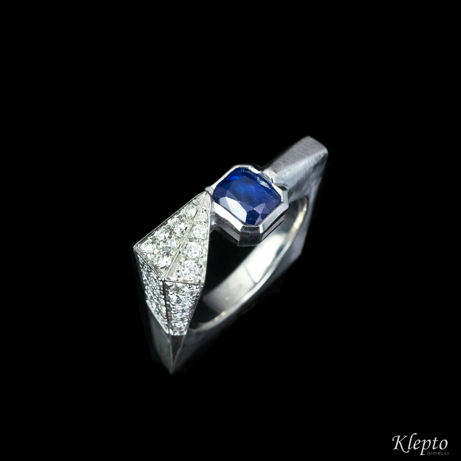 Anello classico by klepto in oro bianco con Zaffiro e Diamanti