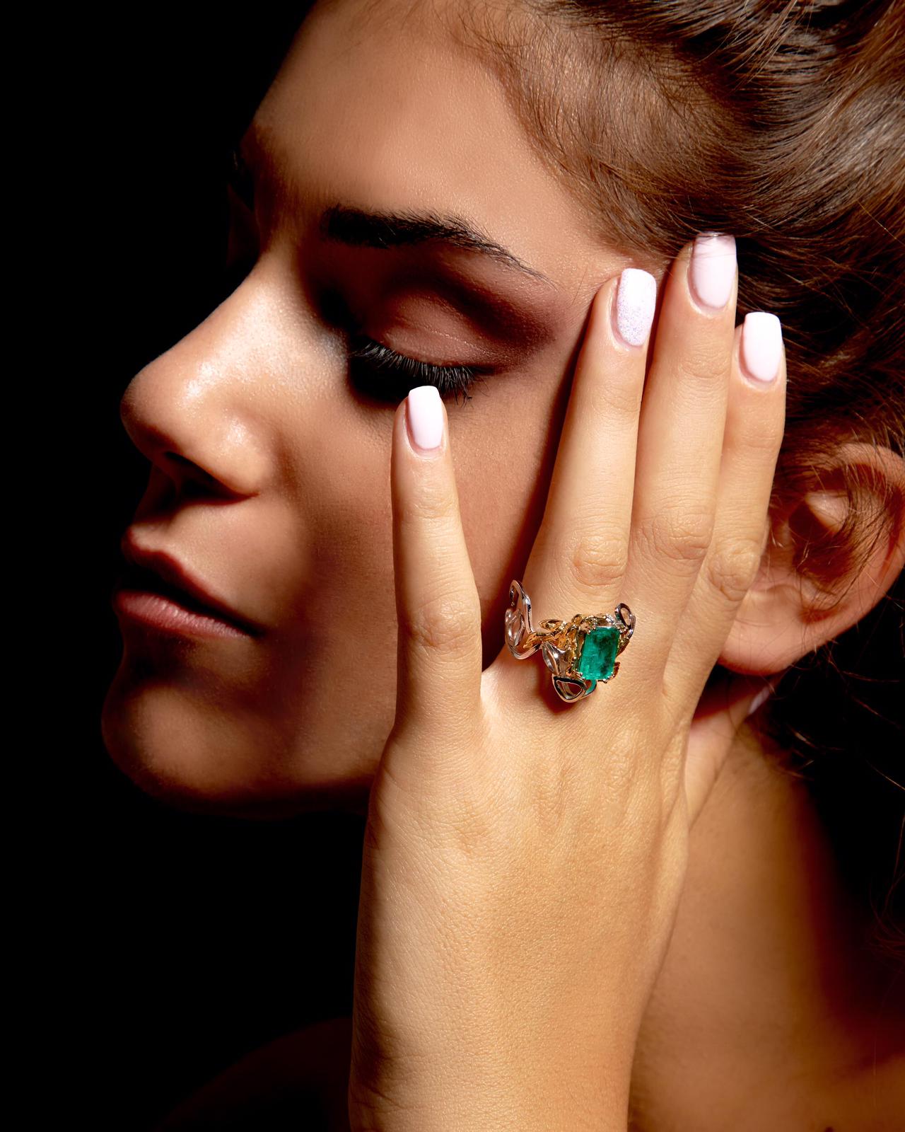 Anello in oro bianco con Smeraldo, Diamante e dettagli in oro giallo