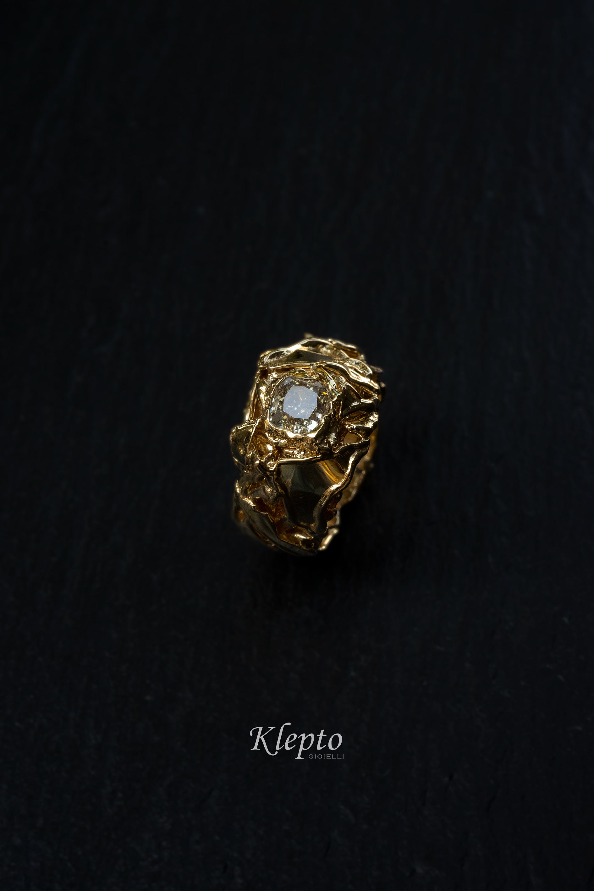 Anello in oro giallo con Diamante fancy