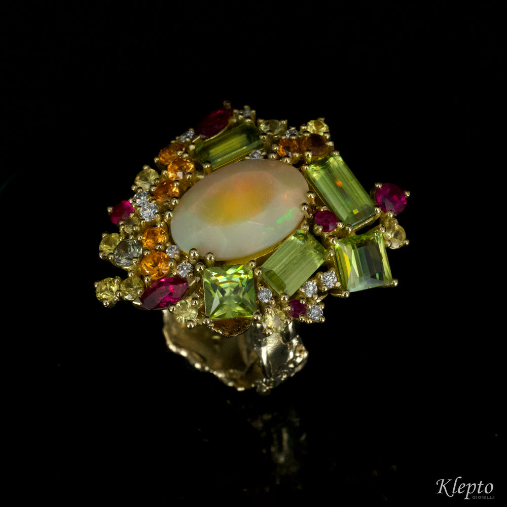 Anello in oro giallo con Opale, Sfene, Zaffiri, Rubini e Diamanti