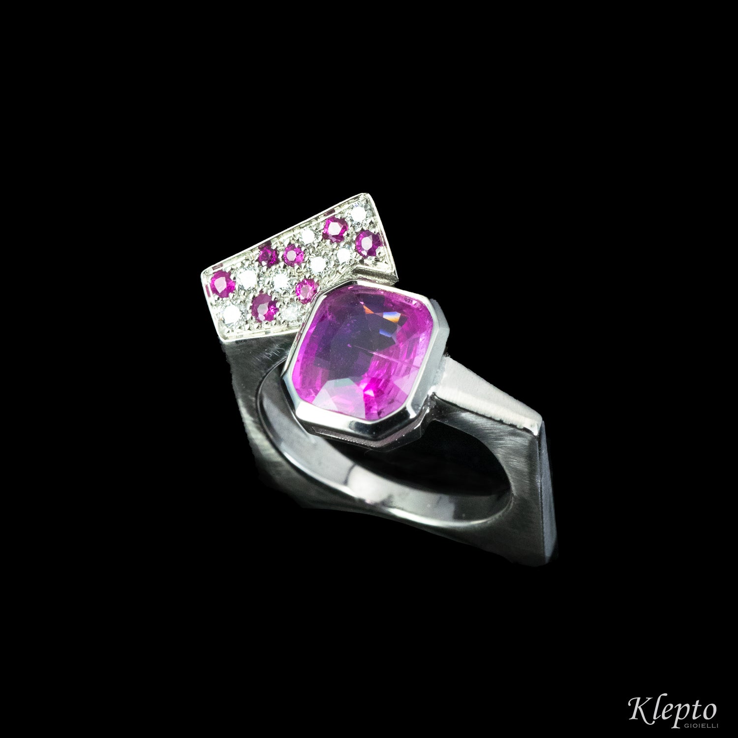 Anello classico by klepto in oro bianco con Zaffiro Rosa e Diamanti