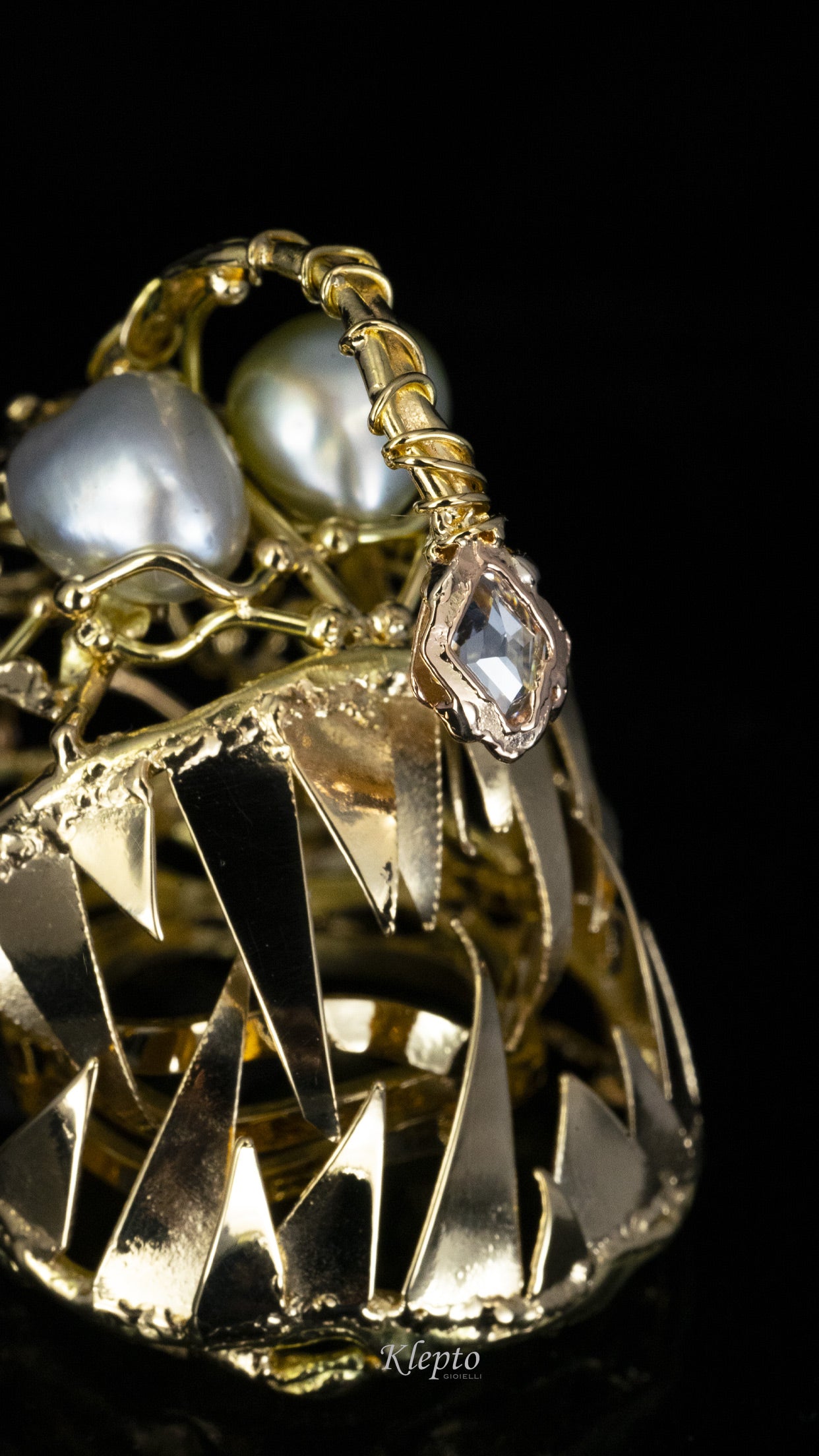 Anello in oro, pendente e scultura con Diamanti "Pesce lanterna"