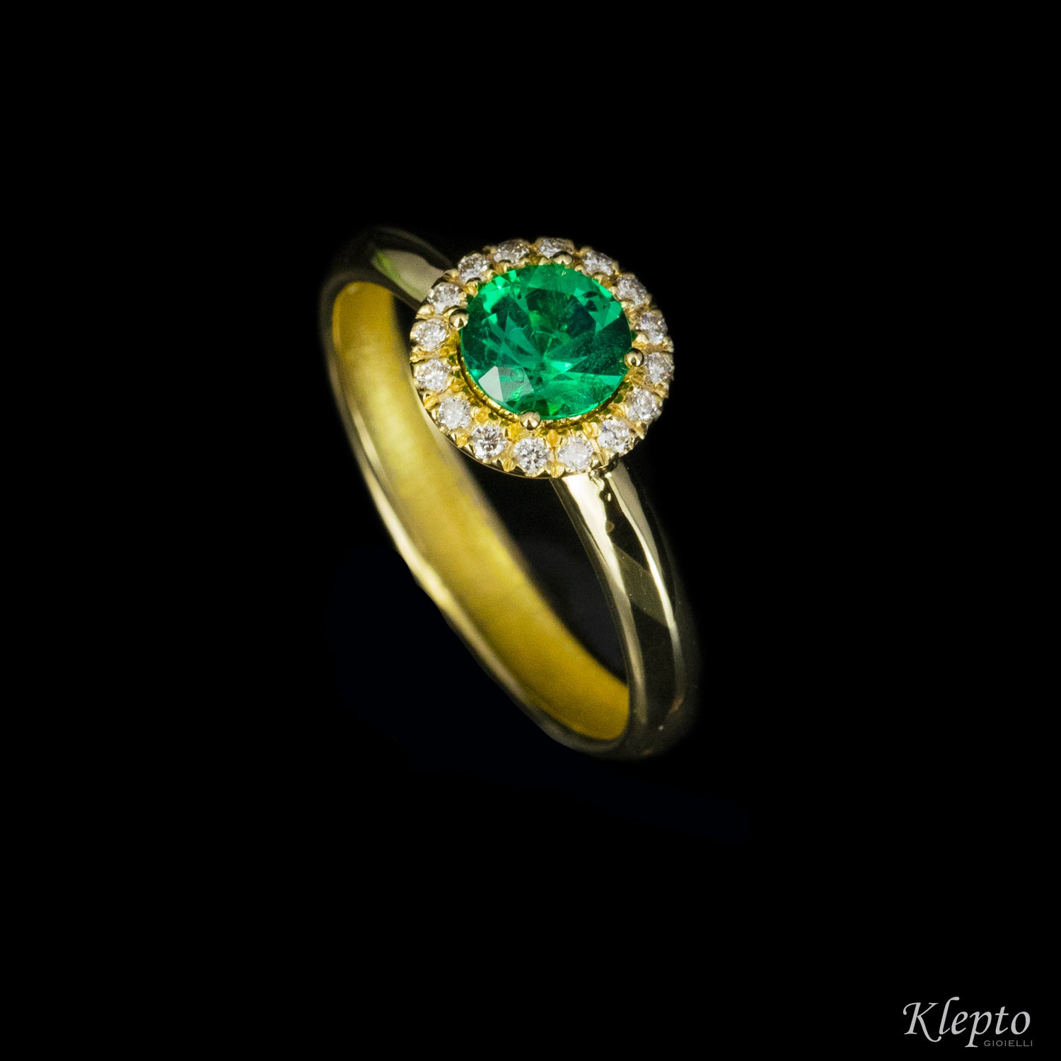 Anello classico in oro giallo con Smeraldo e contorno di Diamanti