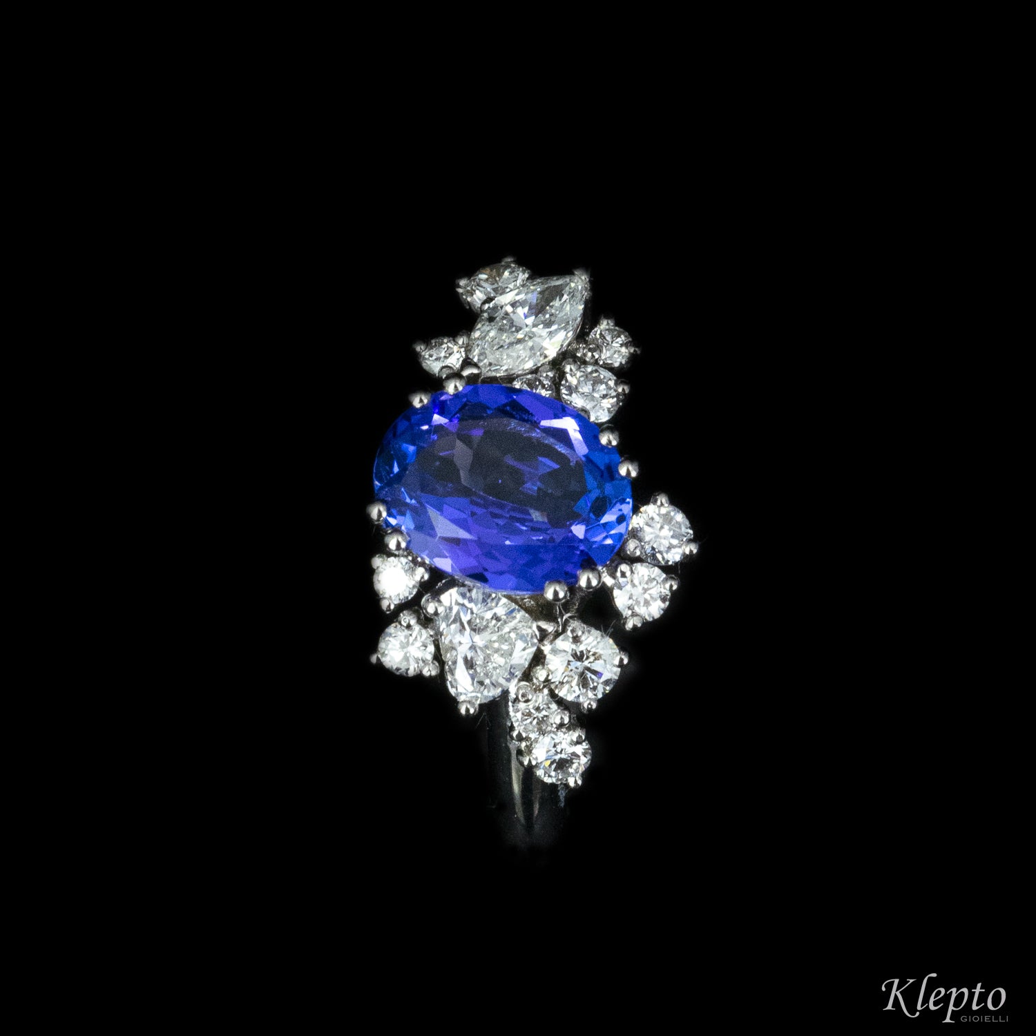 Anello classico by Klepto in oro bianco con Tanzanite e Diamanti taglio fantasia