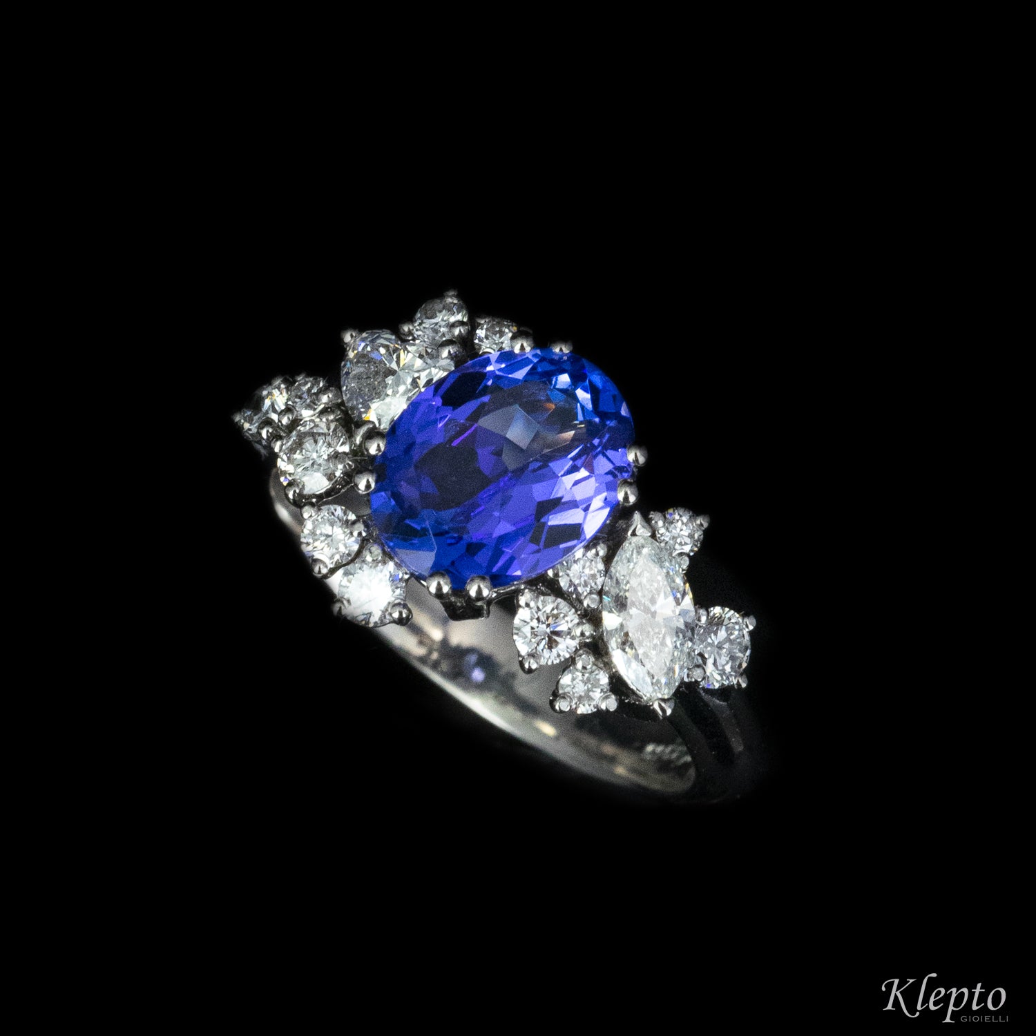 Anello classico by Klepto in oro bianco con Tanzanite e Diamanti taglio fantasia