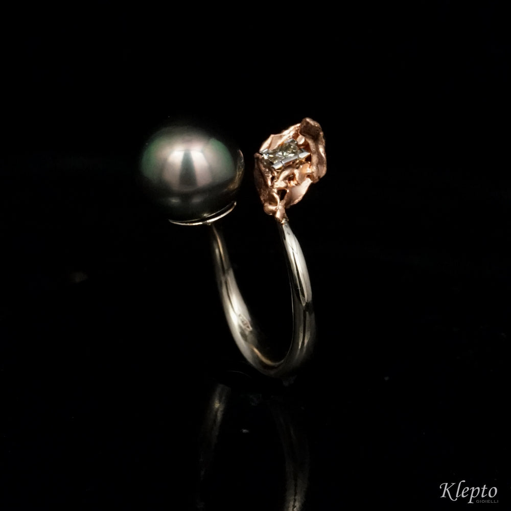 Anello classico contrarié in oro bianco con perla Polinesiana e Diamante